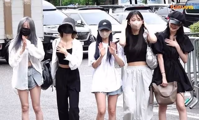 記者議論女團成員？「以為自己是防彈」；宇宙少女攜人魚打歌服回歸