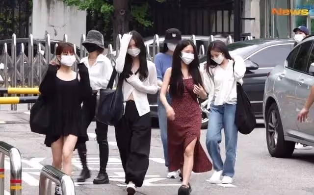 記者議論女團成員？「以為自己是防彈」；宇宙少女攜人魚打歌服回歸
