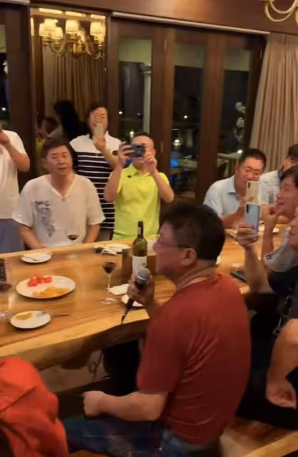 63歲傳奇歌星豪宅宴客 喝得滿臉通紅 身材發福
