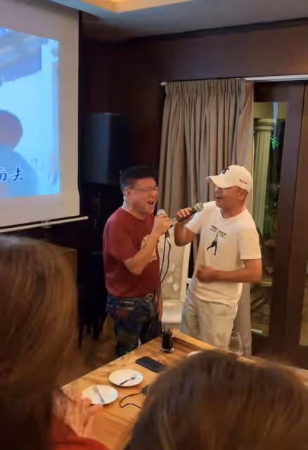 63歲傳奇歌星豪宅宴客 喝得滿臉通紅 身材發福