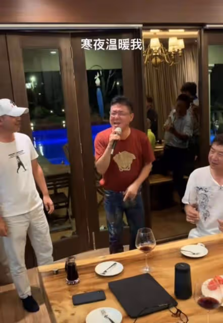 63歲傳奇歌星豪宅宴客 喝得滿臉通紅 身材發福