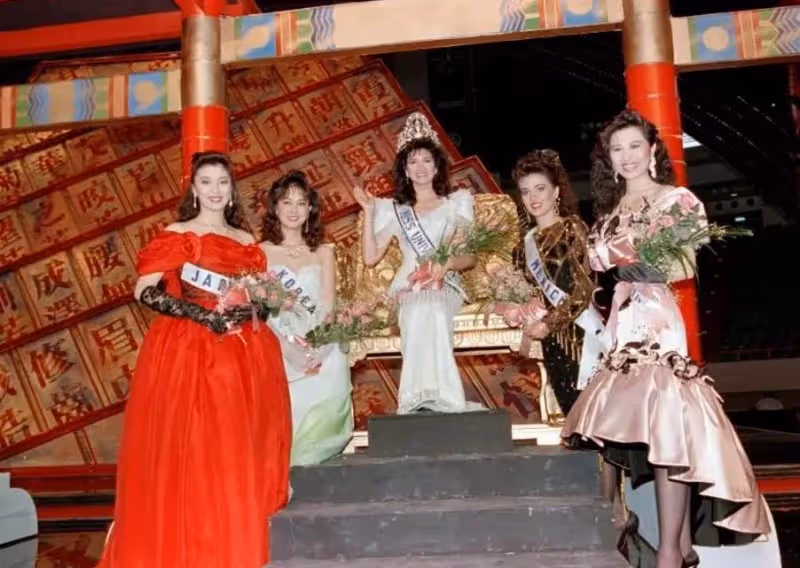 壓邱淑貞勝李美鳳奪港姐冠軍,55歲楊寶玲,2次被夫背叛,帶娃三婚嫁初戀,網贊:讓人羨慕