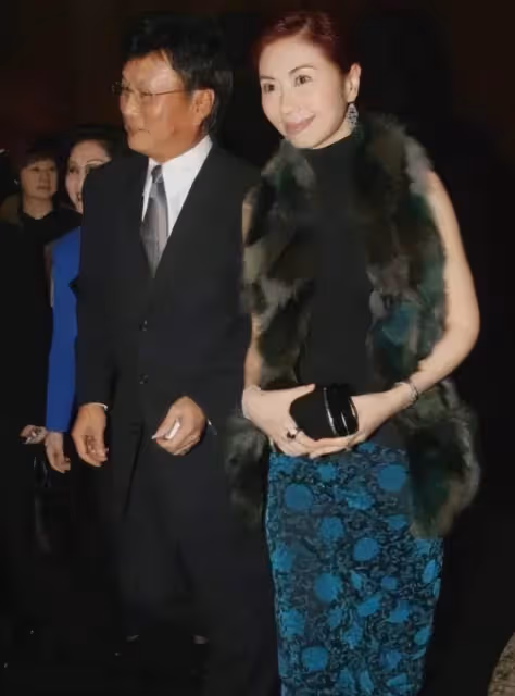 壓邱淑貞勝李美鳳奪港姐冠軍,55歲楊寶玲,2次被夫背叛,帶娃三婚嫁初戀,網贊:讓人羨慕