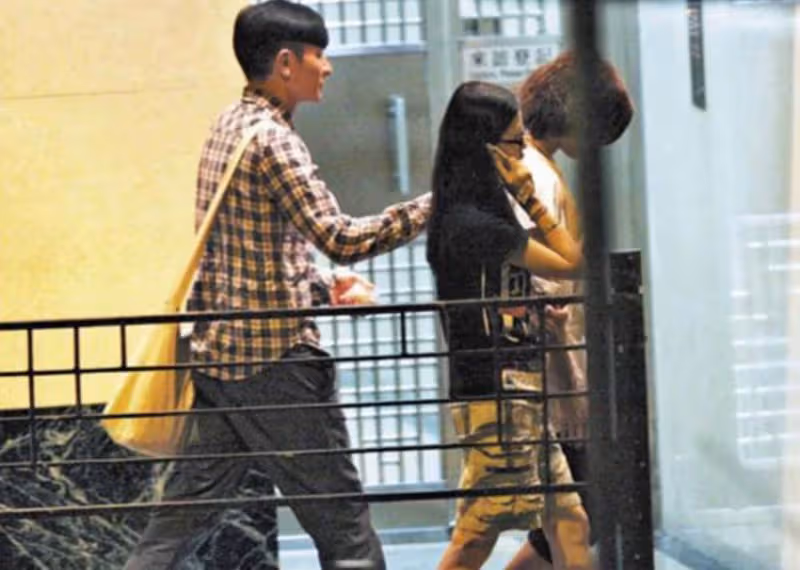 名門出身甘願被藏22年!46歲冒險為劉德華生子,「天王嫂朱麗倩」的深情,連華仔都說:她愛我,比我愛自己更多
