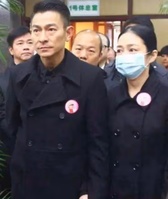 名門出身甘願被藏22年!46歲冒險為劉德華生子,「天王嫂朱麗倩」的深情,連華仔都說:她愛我,比我愛自己更多