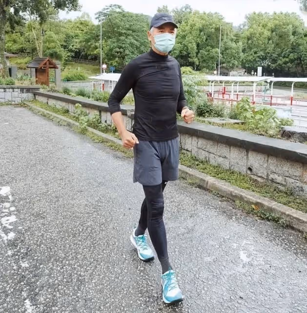 67歲周潤發,香港街頭跑步被偶遇,途徑試場親切揮手打招呼,精神絕佳引網贊:根本18歲!