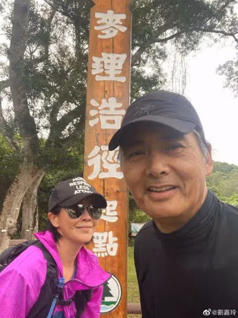 67歲周潤發,香港街頭跑步被偶遇,途徑試場親切揮手打招呼,精神絕佳引網贊:根本18歲!
