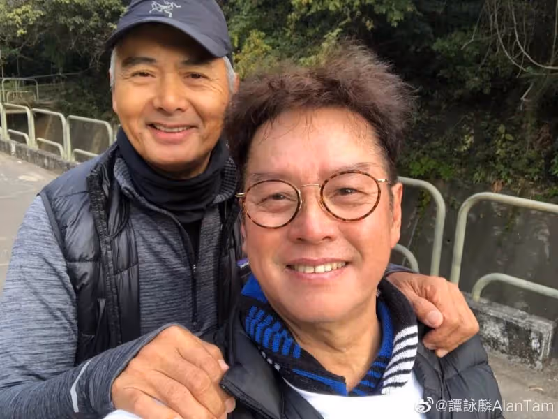 67歲周潤發,香港街頭跑步被偶遇,途徑試場親切揮手打招呼,精神絕佳引網贊:根本18歲!