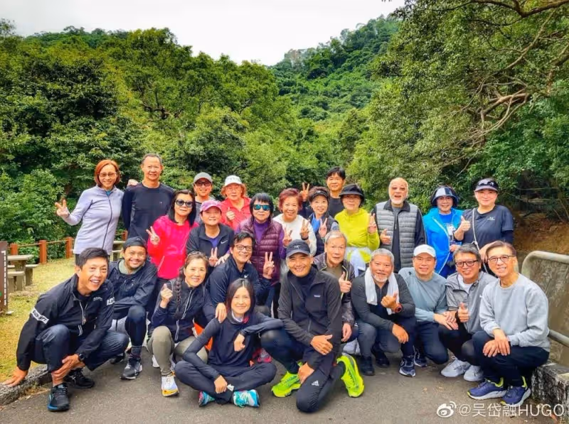 67歲周潤發,香港街頭跑步被偶遇,途徑試場親切揮手打招呼,精神絕佳引網贊:根本18歲!