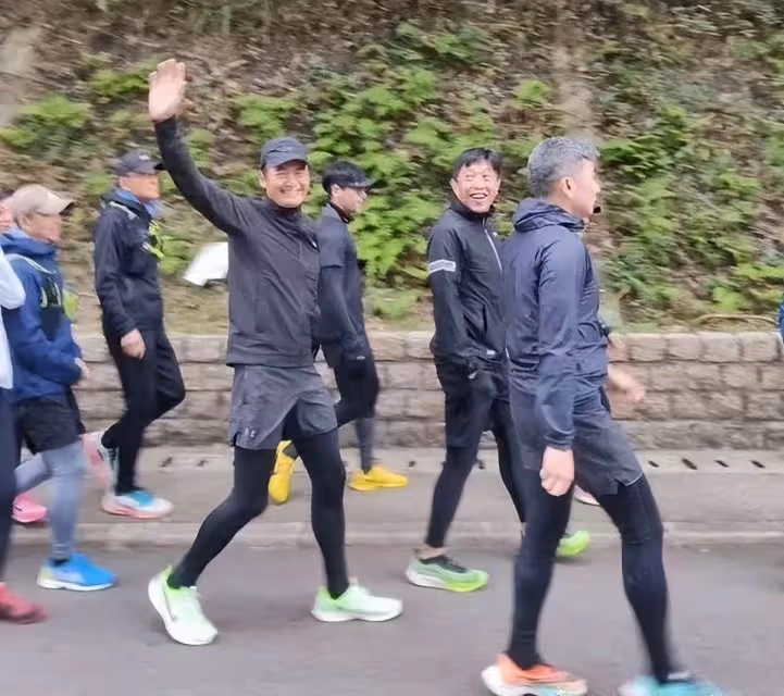 67歲周潤發,香港街頭跑步被偶遇,途徑試場親切揮手打招呼,精神絕佳引網贊:根本18歲!
