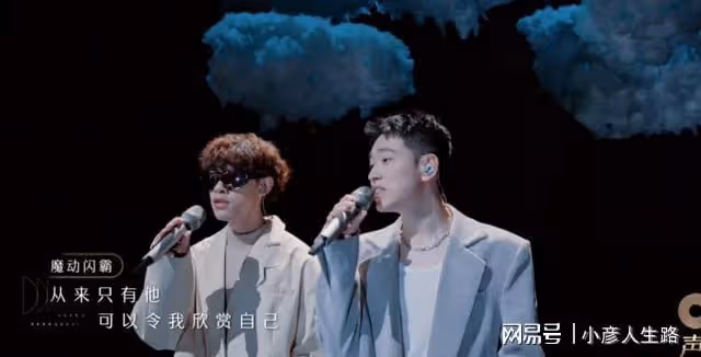 李克勤暖心提攜魔動閃霸,單依純戲腔幫唱,畫龍點睛很有畫面感