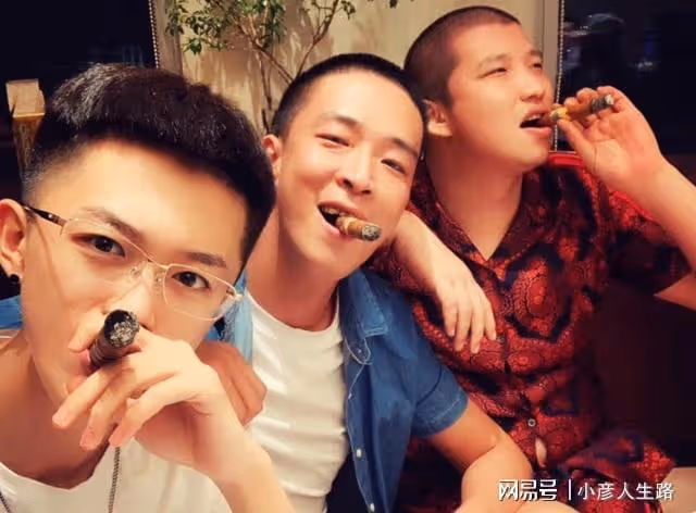 女網紅直播口無遮攔,大談男友家庭背景,爆料對方曾偷過電瓶車