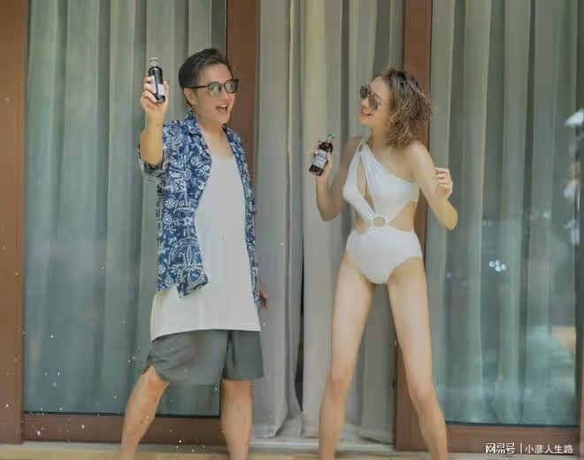 慶祝結婚11年!香港知名男星妻子曬泳裝照,網友直呼:九頭身美女
