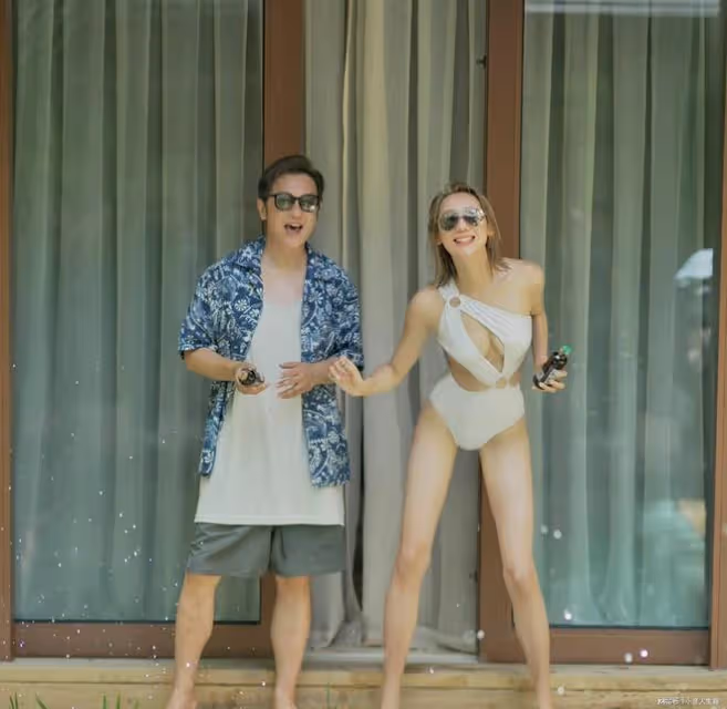 慶祝結婚11年!香港知名男星妻子曬泳裝照,網友直呼:九頭身美女