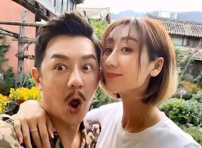 慶祝結婚11年!香港知名男星妻子曬泳裝照,網友直呼:九頭身美女