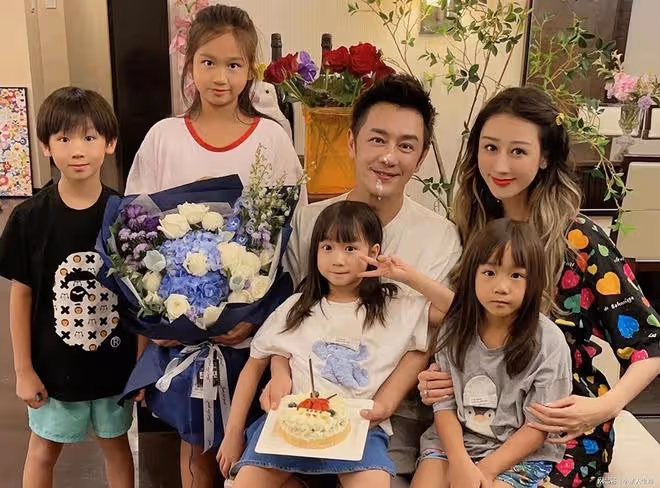 慶祝結婚11年!香港知名男星妻子曬泳裝照,網友直呼:九頭身美女