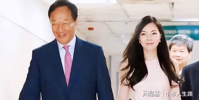 富士康老闆娘國外高調曬照,帶小女兒打高爾夫,穿千元短裙秀美腿