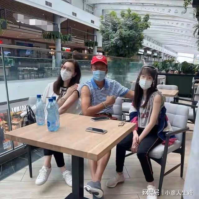 富士康老闆娘國外高調曬照，帶小女兒打高爾夫，穿千元短裙秀美腿
