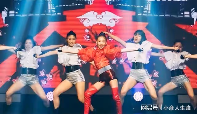 富士康老闆娘國外高調曬照，帶小女兒打高爾夫，穿千元短裙秀美腿