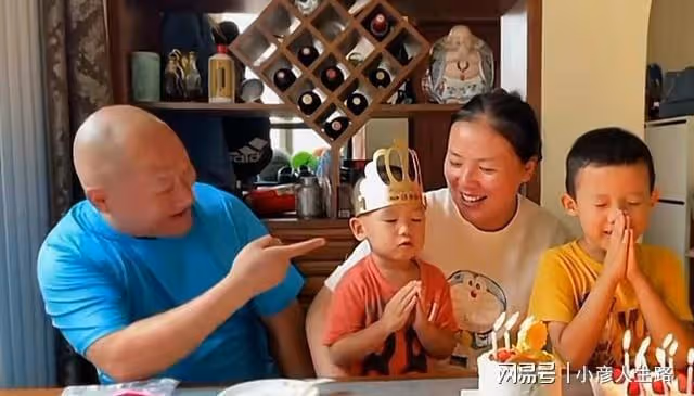59歲男星謝東為兒子慶生!父子相差55歲,過平淡生活很幸福