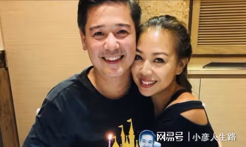 鍾麗淇攜女做物理治療,患病11歲仍不會走路,曾被診斷活不過2歲