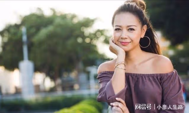 鍾麗淇攜女做物理治療,患病11歲仍不會走路,曾被診斷活不過2歲