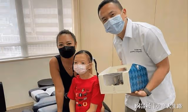 鍾麗淇攜女做物理治療,患病11歲仍不會走路,曾被診斷活不過2歲