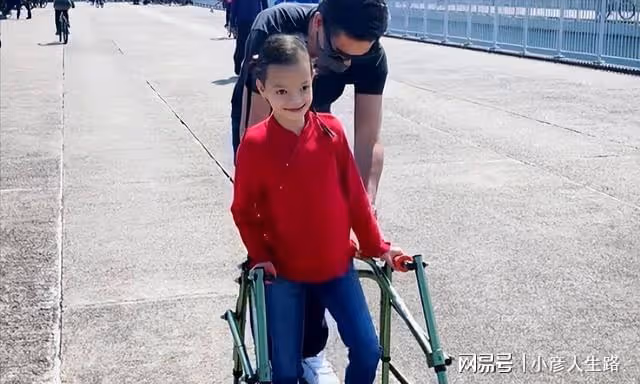 鍾麗淇攜女做物理治療,患病11歲仍不會走路,曾被診斷活不過2歲