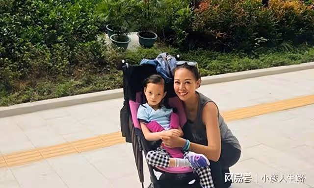 鍾麗淇攜女做物理治療,患病11歲仍不會走路,曾被診斷活不過2歲