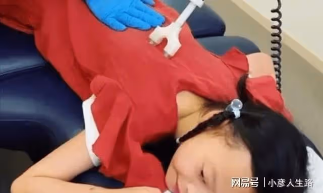 鍾麗淇攜女做物理治療,患病11歲仍不會走路,曾被診斷活不過2歲
