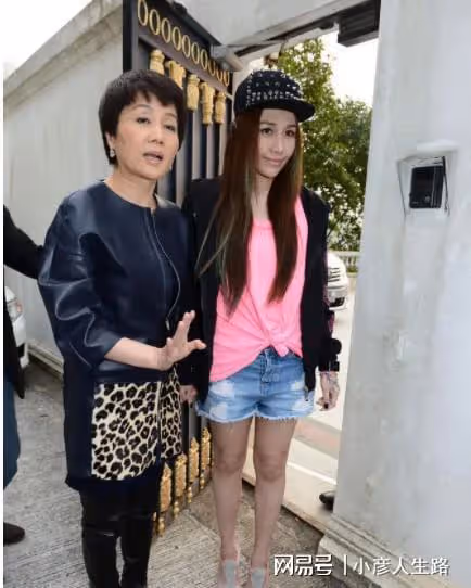 神志不清遊蕩街頭,未婚先孕閃婚學霸,賭王千金何超盈到底多叛逆