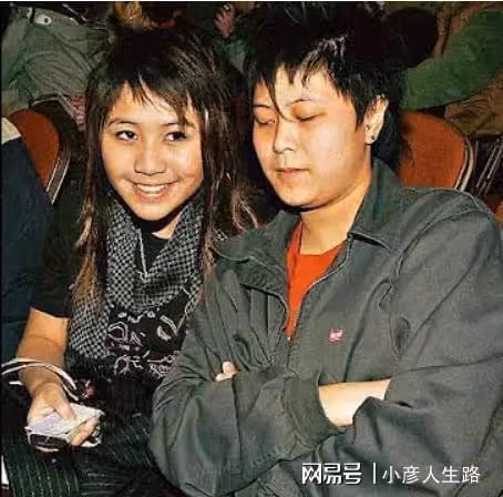 神志不清遊蕩街頭,未婚先孕閃婚學霸,賭王千金何超盈到底多叛逆