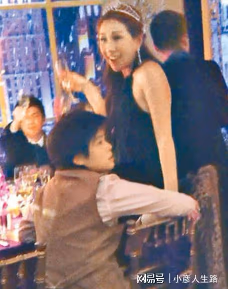 神志不清遊蕩街頭,未婚先孕閃婚學霸,賭王千金何超盈到底多叛逆
