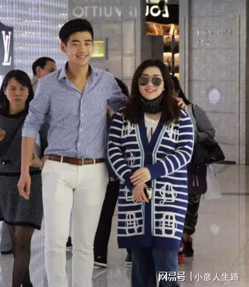 神志不清遊蕩街頭,未婚先孕閃婚學霸,賭王千金何超盈到底多叛逆