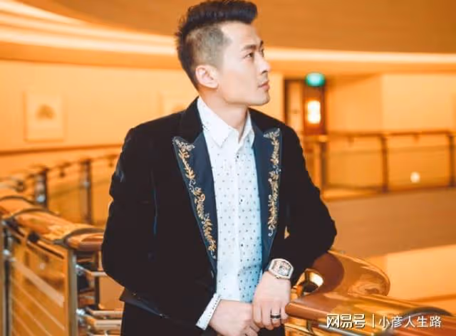 網紅二驢怒懟各大「八卦主播」,放話:再黑我,就讓你們被封殺