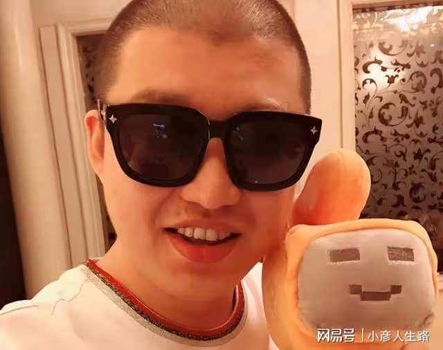 網紅二驢怒懟各大「八卦主播」,放話:再黑我,就讓你們被封殺