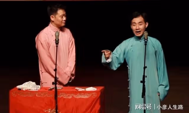 德雲社包頭相聲專場,陶陽返場唱《擋諒》,卻被身穿的大褂搶鏡