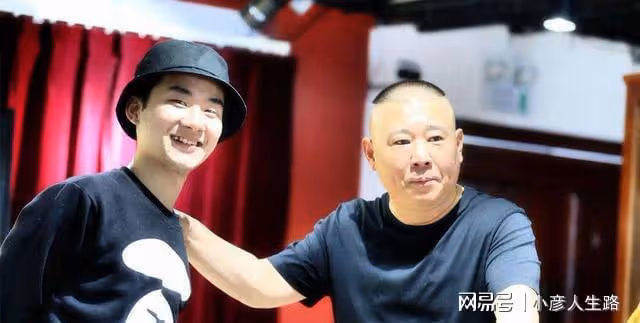 德雲社包頭相聲專場,陶陽返場唱《擋諒》,卻被身穿的大褂搶鏡
