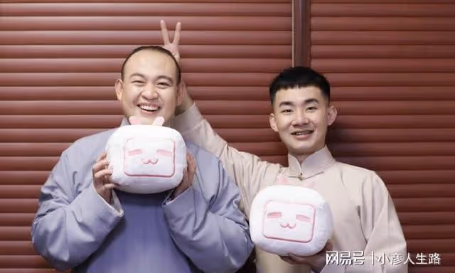 德雲社包頭相聲專場,陶陽返場唱《擋諒》,卻被身穿的大褂搶鏡