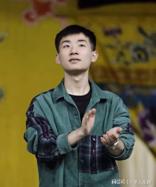 德雲社包頭相聲專場,陶陽返場唱《擋諒》,卻被身穿的大褂搶鏡