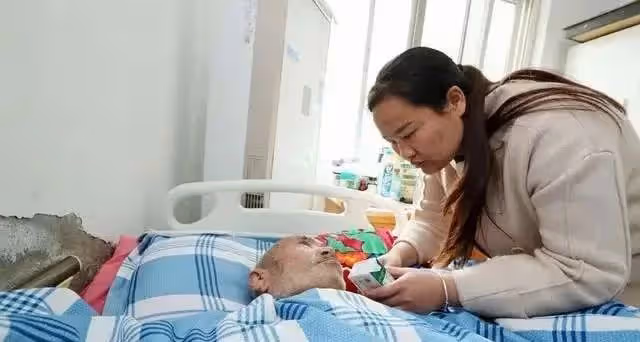 34歲女老師，帶81歲和78歲兩個光棍「爸爸」上班，悉心照料至今未婚