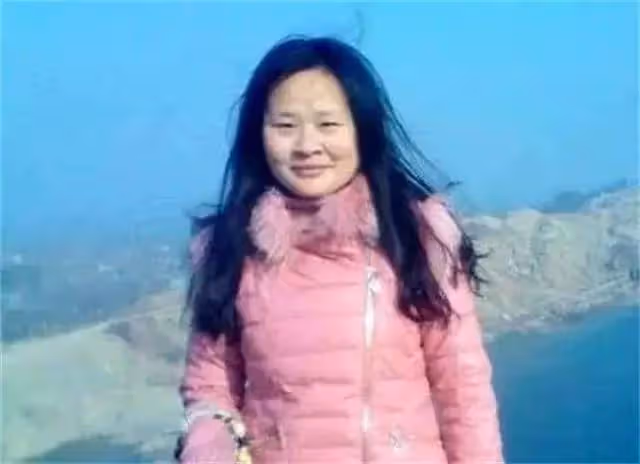 34歲女老師,帶81歲和78歲兩個光棍「爸爸」上班,悉心照料至今未婚