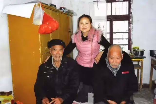 34歲女老師,帶81歲和78歲兩個光棍「爸爸」上班,悉心照料至今未婚