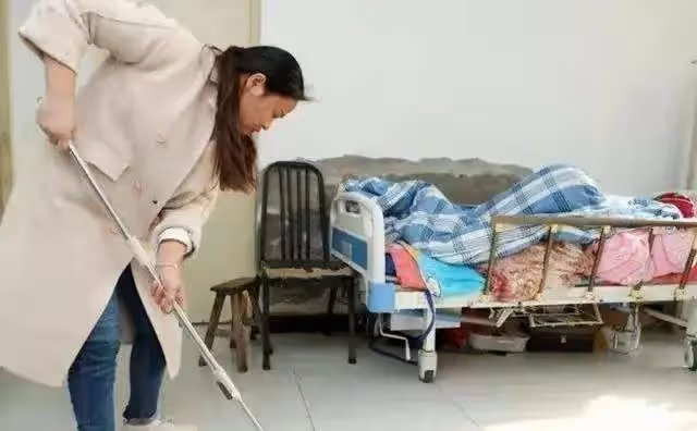 34歲女老師,帶81歲和78歲兩個光棍「爸爸」上班,悉心照料至今未婚