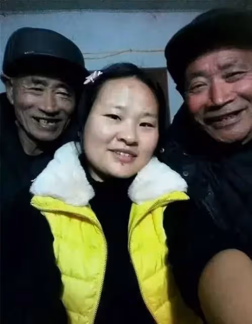 34歲女老師,帶81歲和78歲兩個光棍「爸爸」上班,悉心照料至今未婚