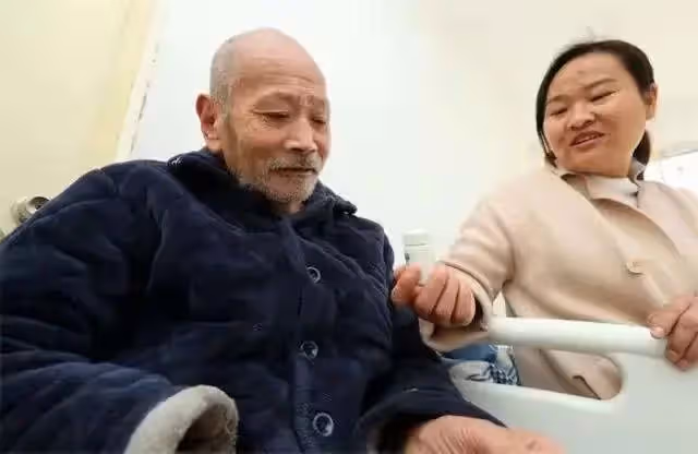 34歲女老師,帶81歲和78歲兩個光棍「爸爸」上班,悉心照料至今未婚