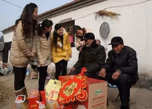 34歲女老師,帶81歲和78歲兩個光棍「爸爸」上班,悉心照料至今未婚