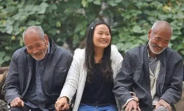 34歲女老師,帶81歲和78歲兩個光棍「爸爸」上班,悉心照料至今未婚