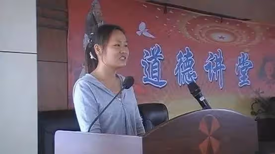 34歲女老師,帶81歲和78歲兩個光棍「爸爸」上班,悉心照料至今未婚