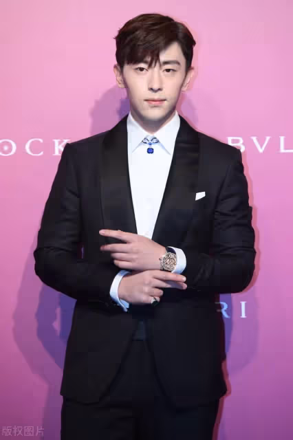 鄧倫被稱為最接地氣的男演員,伴郎專業戶,生圖顏值堪比精修,太帥了!